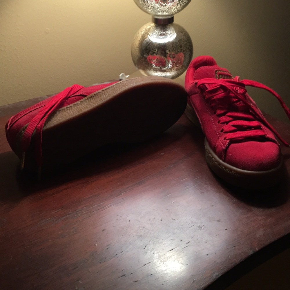 Red Puma tennis shoea